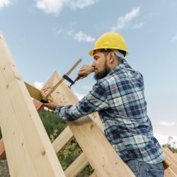 trabajador-con-casco-construyendo-el-techo-de-la-casa